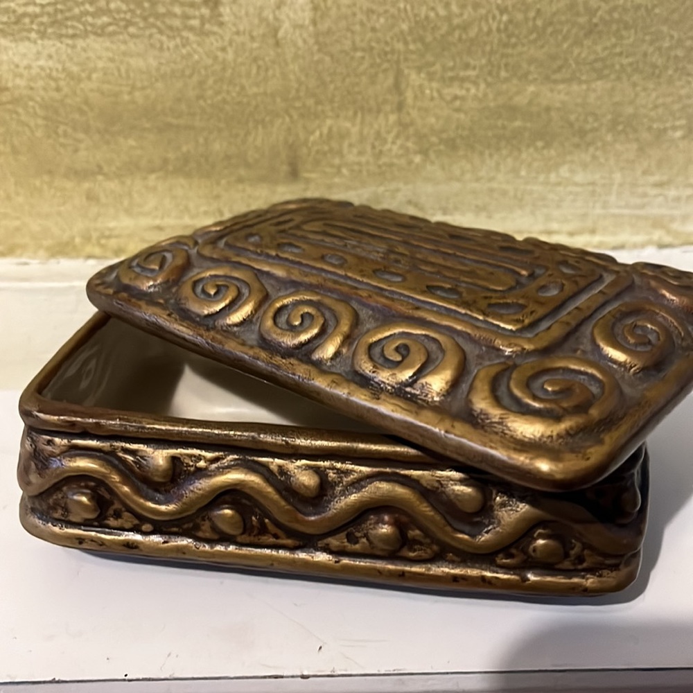 Ceramic trinket/jewelry box with matching lid